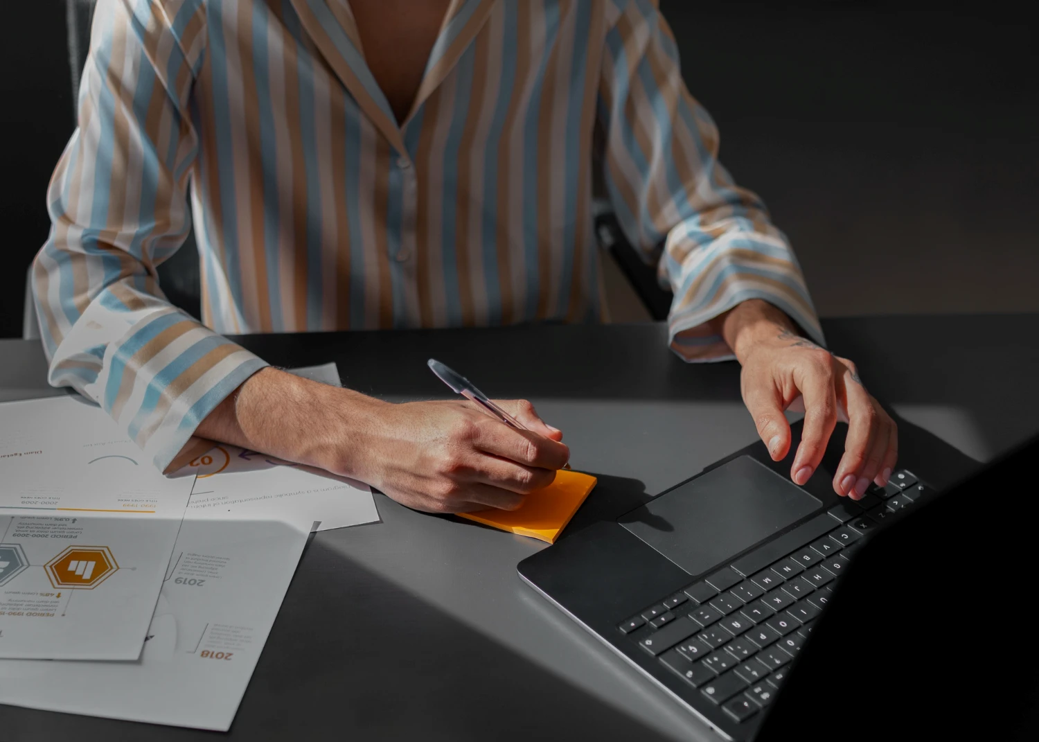 Diseñadora web trabajando con tableta gráfica y ordenador portátil