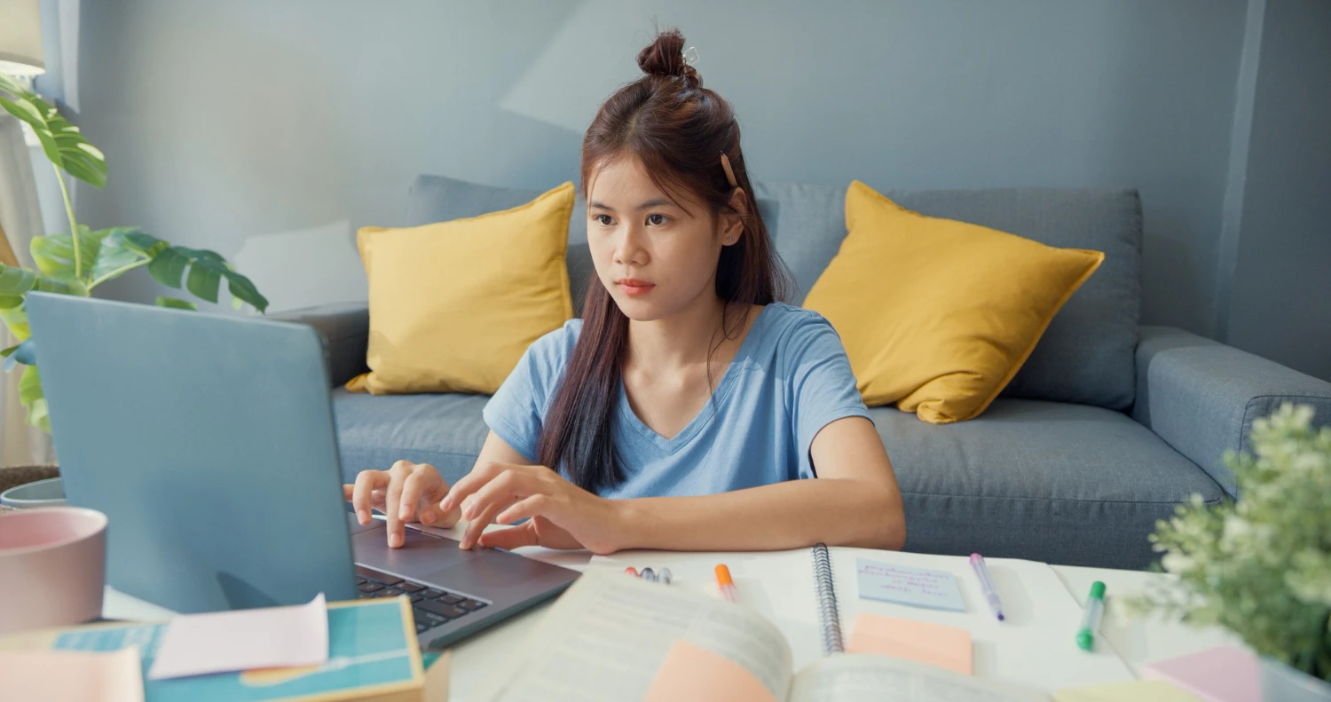 Alumna realizando un curso online desde un ordenador portátil