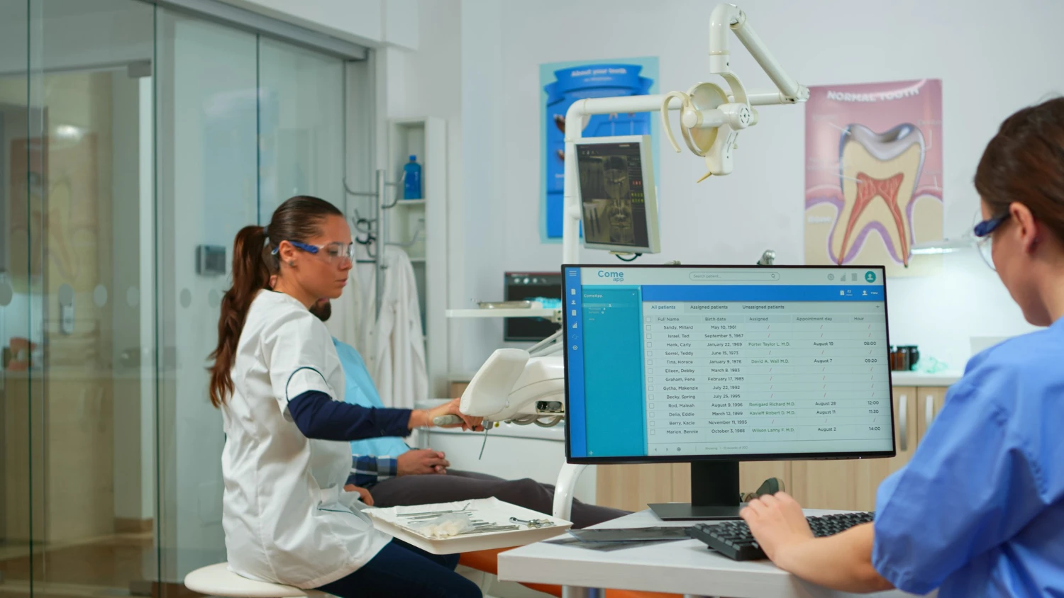 Dentistas gestionando citas y tratamientos con un sistema digital en la clínica