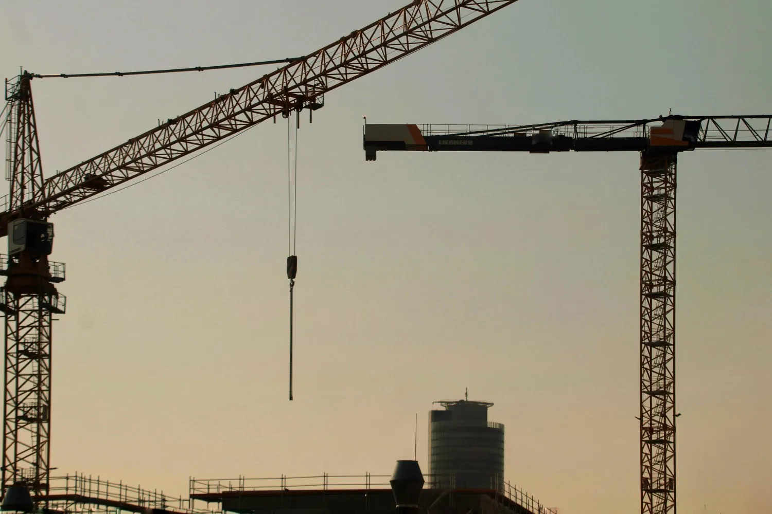 Grúa de construcción en la obra de un edificio