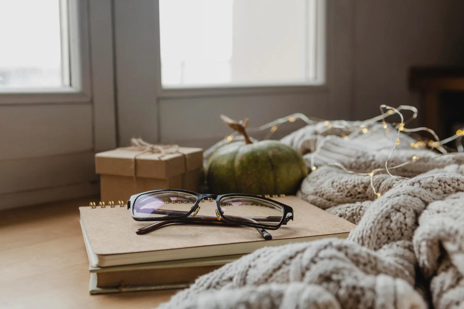 Cuaderno y gafas en un espacio tranquilo y acogedor para terapia psicológica