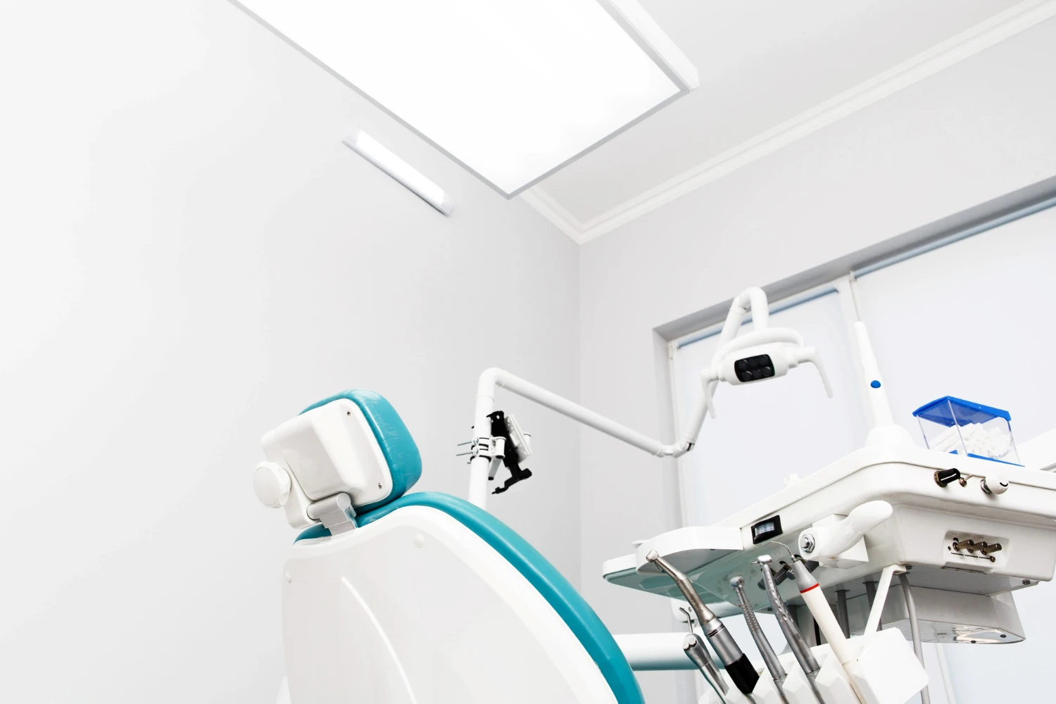 Gabinete de clínica dental moderno con sillón y equipamiento odontológico