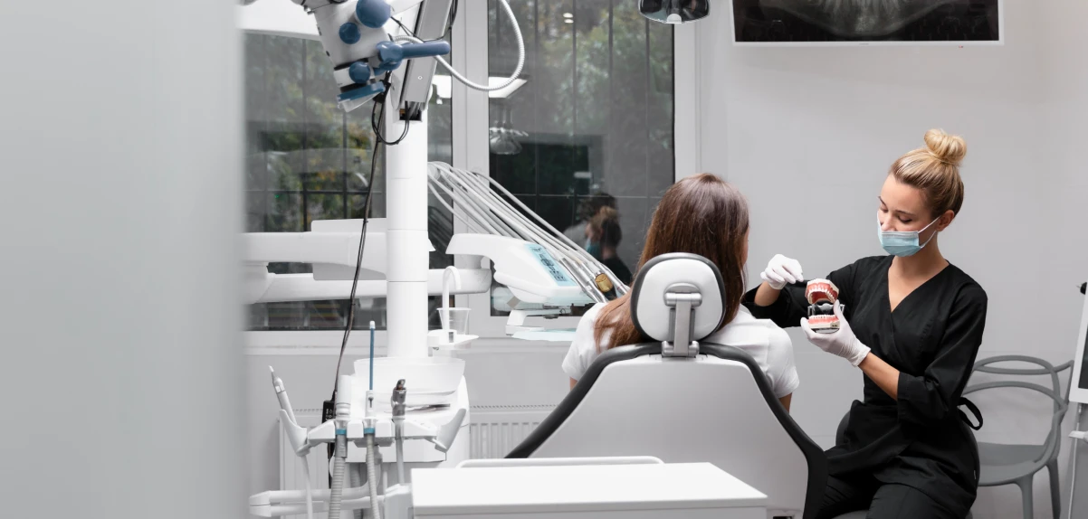 Dentista atiende a paciente en la clinica