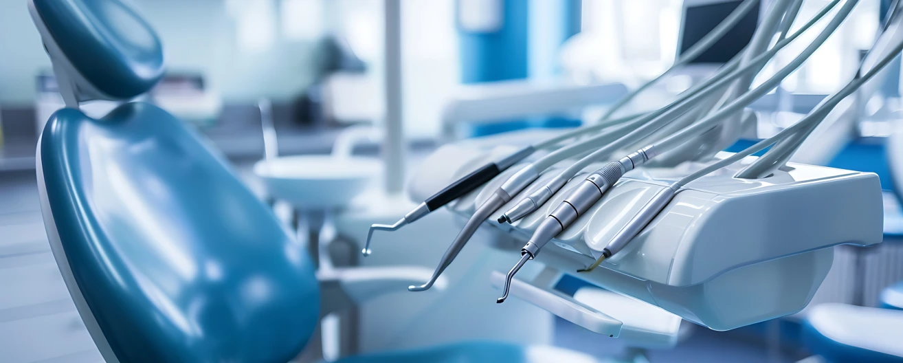 Silla y aparatos en clinica dental